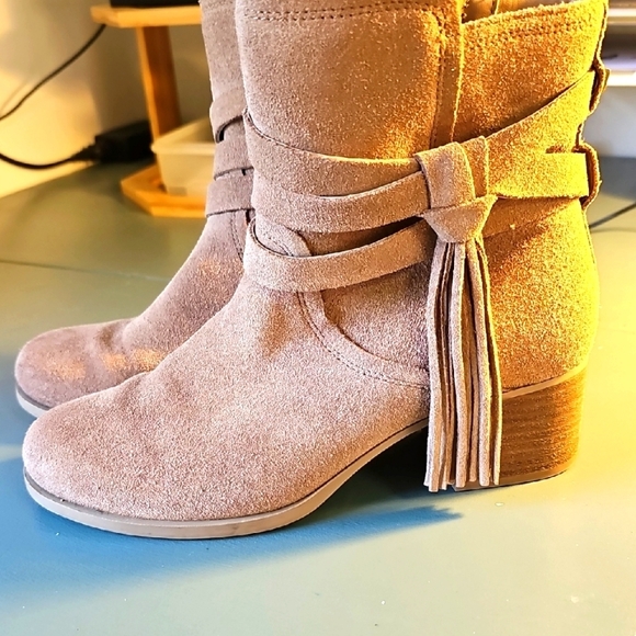 Koolaburra By Uggs. Womens Boots Size 7. Side Zipper. 2 Inch Heal - Picture 1 of 12